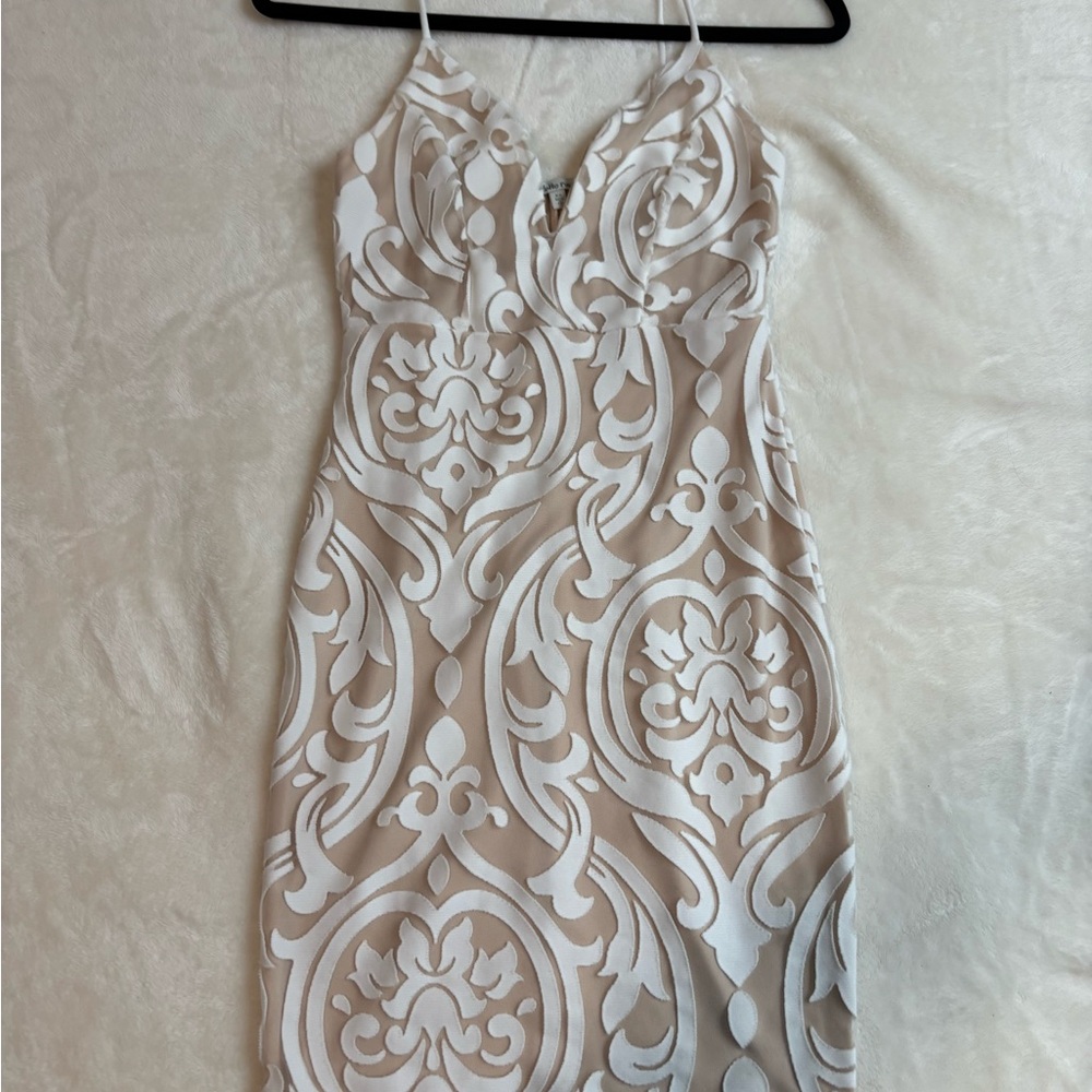 Elegant White Patterned Dress - Picture 1 of 1